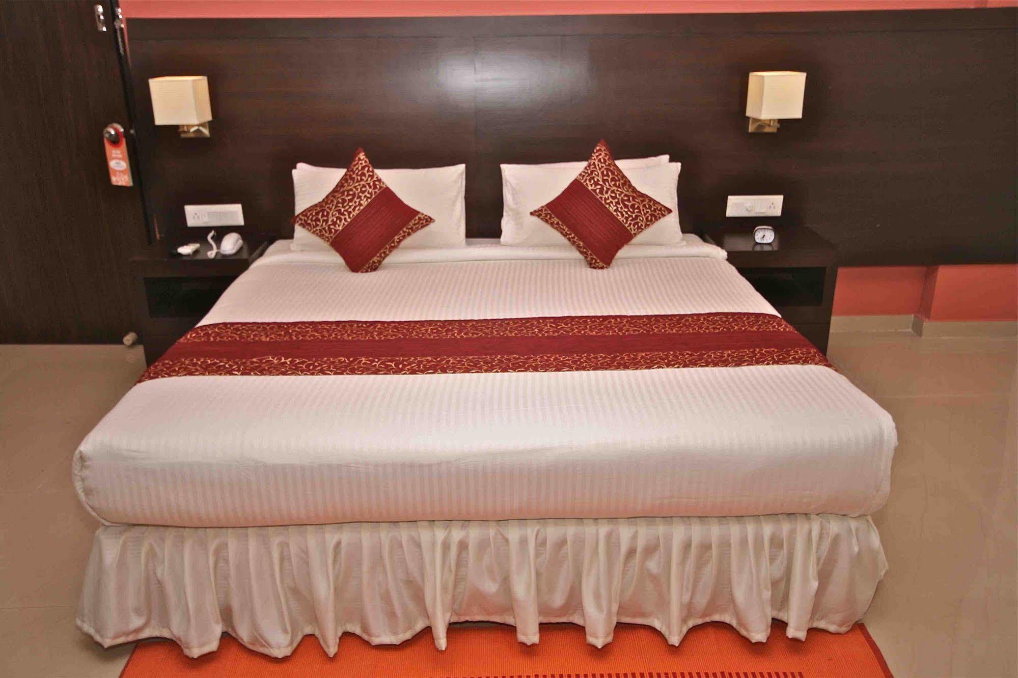 Treebo Trend Sterling Suites Inn บังกาลอร์ ภายนอก รูปภาพ