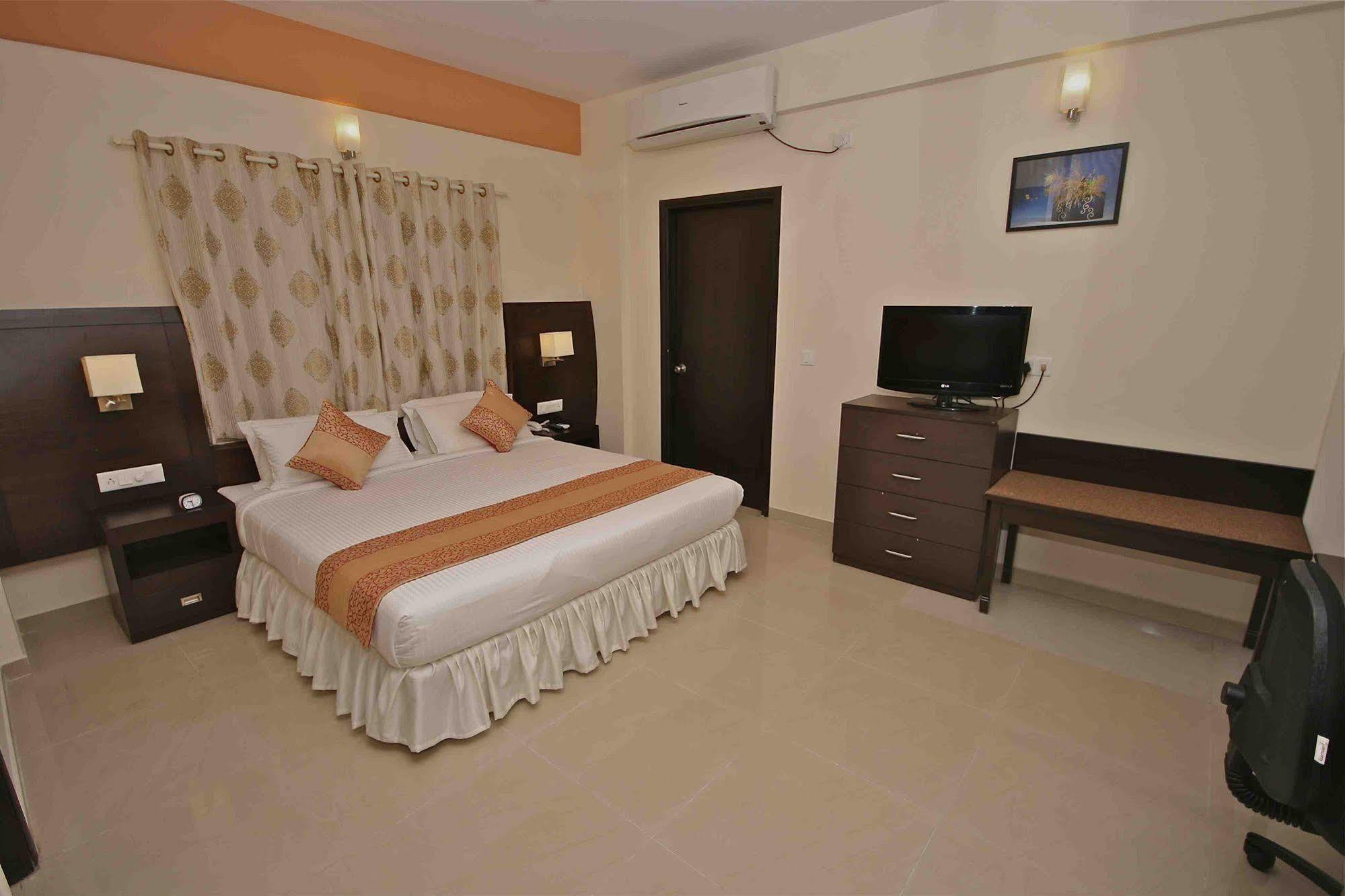 Treebo Trend Sterling Suites Inn บังกาลอร์ ภายนอก รูปภาพ